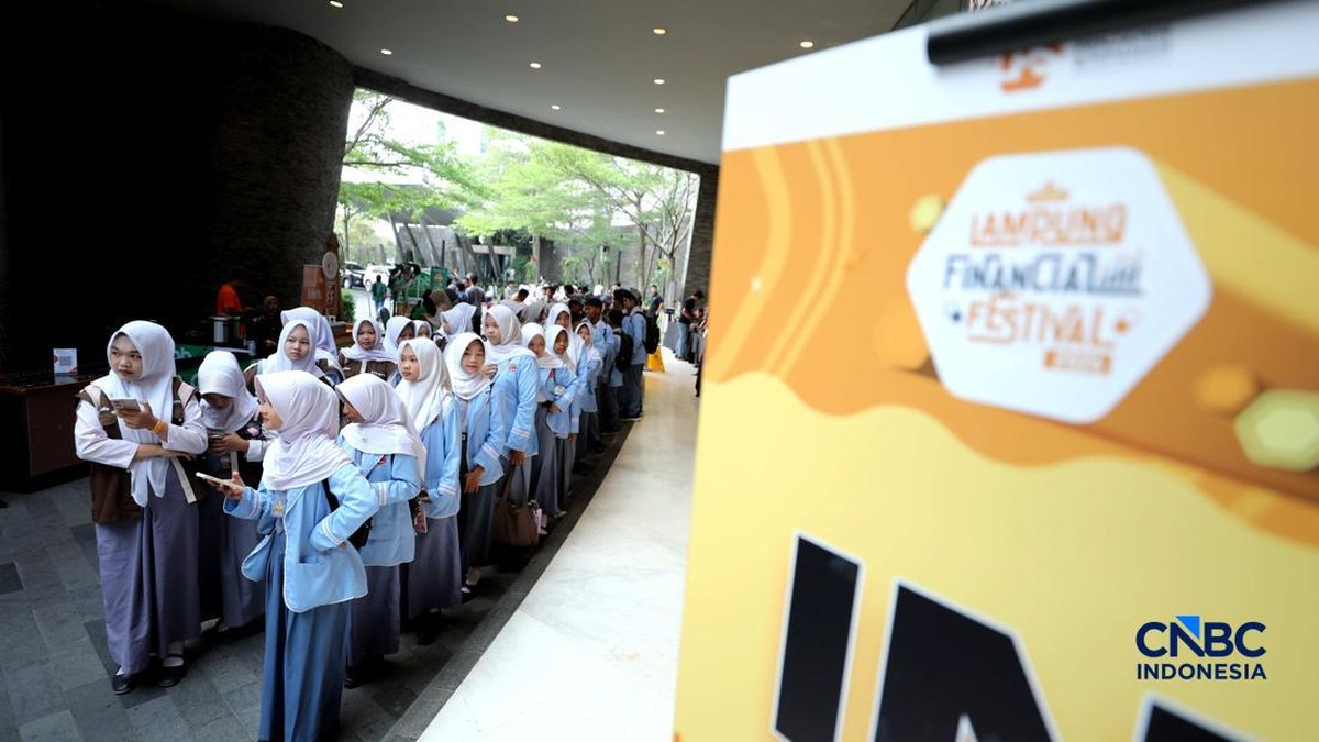 Potret Ratusan Pelajar-Mahasiswa Antre di Lampung Financial Festival