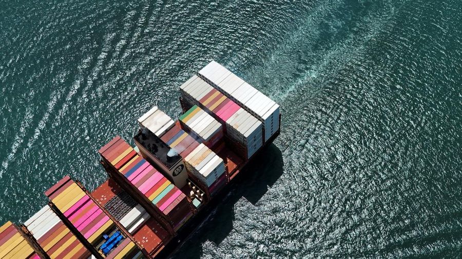 Sebuah pemandangan dari drone memperlihatkan kapal peti kemas kelas Neopanamax berbendera Liberia, MSC ELENOIRE, sedang melintasi Terusan Panama di pintu masuk sisi Atlantik—di tengah penurunan permukaan air akibat kurangnya curah hujan nan mengenai dengan El Niño—di Panama City, Panama, pada 4 September 2026.