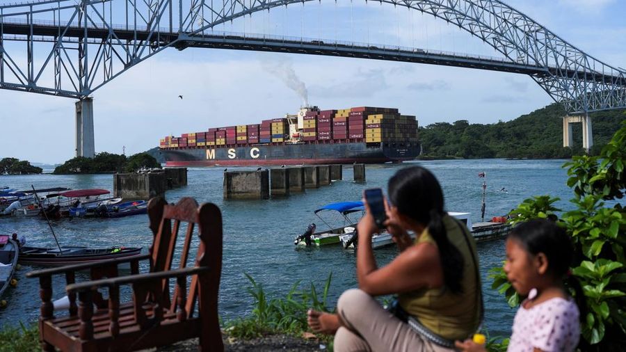 Seorang wanita memotret kapal MSC ILLINOIS VII berbendera Liberia saat melintasi Terusan Panama di dekat Bridge of the Americas, di tengah penurunan permukaan air akibat kurangnya curah hujan nan dikaitkan dengan El Niño, di Panama City, Panama, pada 4 September 2026.