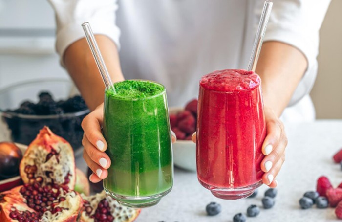 Smoothie berbahan makanan utuh bisa menjadi cara praktis mendapatkan serat, antioksidan, dan omega-3 dalam satu menu. Kefir, buah, dan biji rami dapat menjadi kombinasi yang baik untuk mendukung kesehatan usus./ Foto: magnific.com/pvproductions