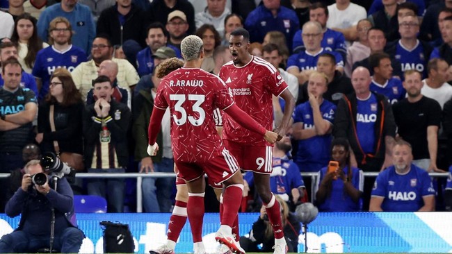 Soccer Football - Premier League - Ipswich Town v Liverpool - Portman Road, Ipswich, Britain - September 4, 2026 Liverpool's Alexander Isak celebrates scoring their first goal with Ronald Araujo REUTERS/David Klein EDITORIAL USE ONLY. NO USE WITH UNA