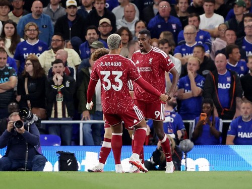 Soccer Football - Premier League - Ipswich Town v Liverpool - Portman Road, Ipswich, Britain - September 4, 2026 Liverpool's Alexander Isak celebrates scoring their first goal with Ronald Araujo REUTERS/David Klein EDITORIAL USE ONLY. NO USE WITH UNA