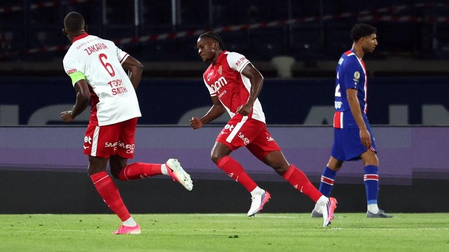 Soccer Football - Ligue 1 - Paris St Germain v AS Monaco - Parc des Princes, Paris, France - September 4, 2026 AS Monaco's Flavio Nazinho celebrates scoring their first goal with Denis Zakaria REUTERS/Stephanie Lecocq