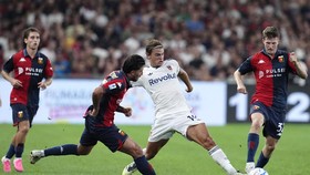Soccer Football - Serie A - Genoa v Como - Stadio Comunale Luigi Ferraris, Genoa, Italy - September 4, 2026 Genoa's Morten Frendrup in action with Como's Nico Paz REUTERS/Matteo Ciambelli