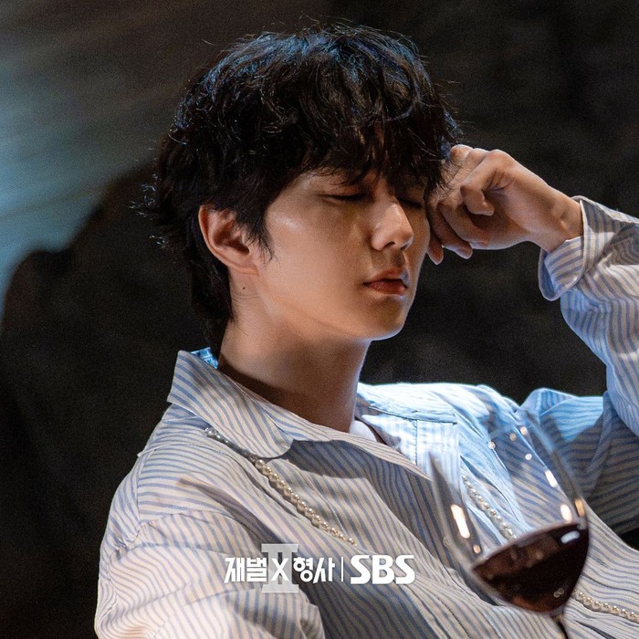 Sung Won juga merupakan chaebol generasi ketiga yang bersahabat dekat dengan Jin Yi Soo (Ahn Bo Hyun), bahkan telah ia anggap sebagai keluarga sendiri./ Foto: instagram.com/sbsdrama.official