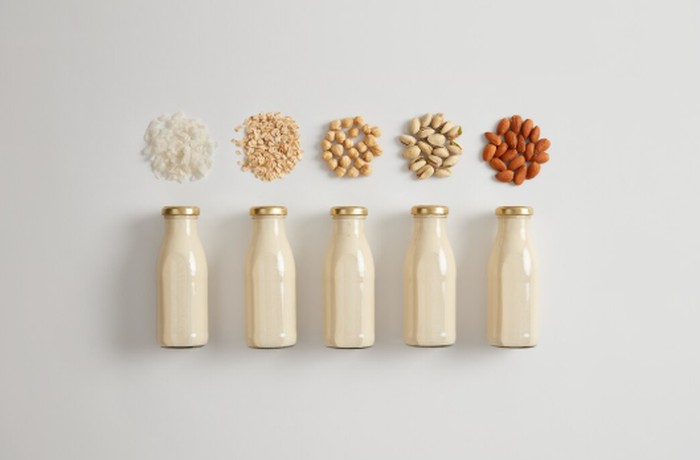 Susu almond, oat, atau flax biasanya memiliki protein lebih rendah, tetapi kini tersedia versi yang telah diperkaya protein. Kandungan protein setiap produk berbeda sehingga penting untuk memeriksa label informasi nilai gizi sebelum membeli./ Foto: magnific.com/wayhomestudio