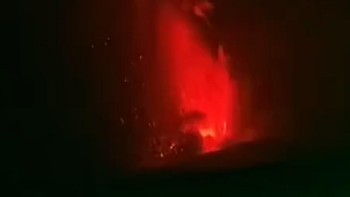 Penampakan Lava Fountain Menjulang Tinggi dari Erupsi Anak Krakatau