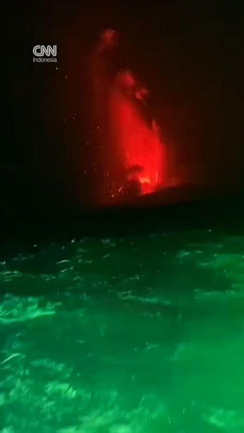 Penampakan Lava Fountain Menjulang Tinggi dari Erupsi Anak Krakatau