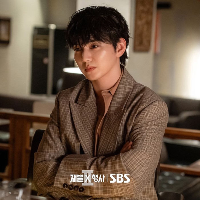 Usai menetap di Inggris dan kini pulang ke Korea Selatan, ia kembali dicurigai oleh Joo Hye Ra (Jung Eun Chae) sebagai dalang dari kasus orang hilang dan pelaku pembunuh berantai yang telah lama diselidikinya./ Foto: instagram.com/sbsdrama.official