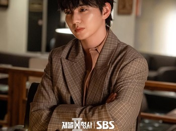 Usai menetap di Inggris dan kini pulang ke Korea Selatan, ia kembali dicurigai oleh Joo Hye Ra (Jung Eun Chae) sebagai dalang dari kasus orang hilang dan pelaku pembunuh berantai yang telah lama diselidikinya./ Foto: instagram.com/sbsdrama.official