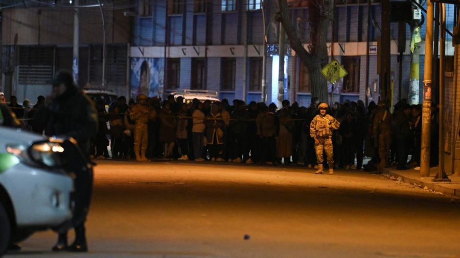 Warga mengamati dari jarak aman setelah ledakan yang menyebabkan korban jiwa dan luka-luka di Resimen Artileri Mekanis
