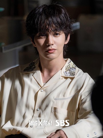6 Potret Yoo Seung Ho yang Comeback Perankan 'Villain' di Drakor Flex X Cop 2
