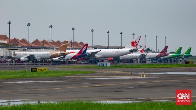 Sebanyak 42 penerbangan di Bandara Internasional Juanda, Sidoarjo, Jawa Timur, dibatalkan imbas aktivitas erupsi Anak Gunung Krakatau, Minggu (6/9).General Manager Bandara Internasional Juanda Muhammad Tohir mengatakan erupsi tersebut lebih dulu meme