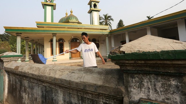 A muslim man sweeps volcanic ash at mosque area in Pasauran village, following the Mount Anak Krakatau volcano eruption, in Serang, Banten province, Indonesia, September 6, 2026. REUTERS/Sammy