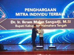 Komitmen terhadap Pendidikan, Bupati Halmahera Tengah Raih Piala Citra Paramesti Universitas Terbuka