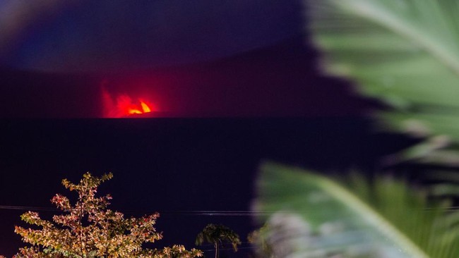Lava pijar dari Gunung Anak Krakatau terlihat dari Pasauran, Kabupaten Serang, Banten, Sabtu (5/9/2026). Pusat Vulkanologi dan Mitigasi Bencana Geologi (PVMBG) mencatat rangkaian letusan yang terjadi sejak Jumat (4/9) malam tersebut terindikasi sebag