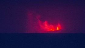 Lava pijar dari Gunung Anak Krakatau terlihat dari Pasauran, Kabupaten Serang, Banten, Sabtu (5/9/2026). Pusat Vulkanologi dan Mitigasi Bencana Geologi (PVMBG) mencatat rangkaian letusan yang terjadi sejak Jumat (4/9) malam tersebut terindikasi sebag