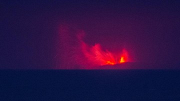 Gunung Anak Krakatau Kembali Meletus Minggu Dini Hari