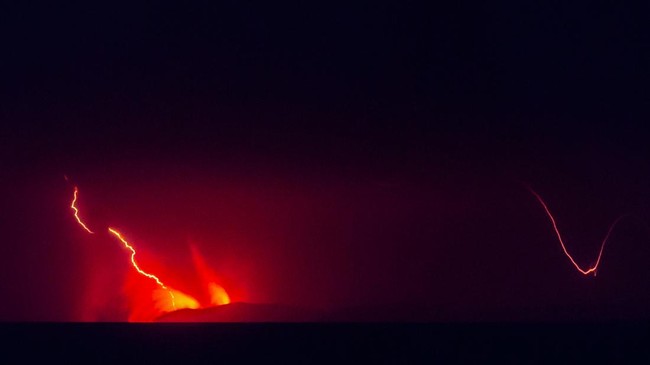 Lava pijar dari Gunung Anak Krakatau terlihat dari Pasauran, Kabupaten Serang, Banten, Sabtu (5/9/2026). Pusat Vulkanologi dan Mitigasi Bencana Geologi (PVMBG) mencatat rangkaian letusan yang terjadi sejak Jumat (4/9) malam tersebut terindikasi sebag