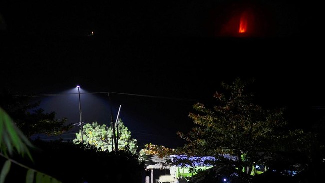 Mount Anak Krakatau volcano spews hot lava as seen from Pasauran village in Serang, Banten province, Indonesia, September 5, 2026. REUTERS/Rikardo