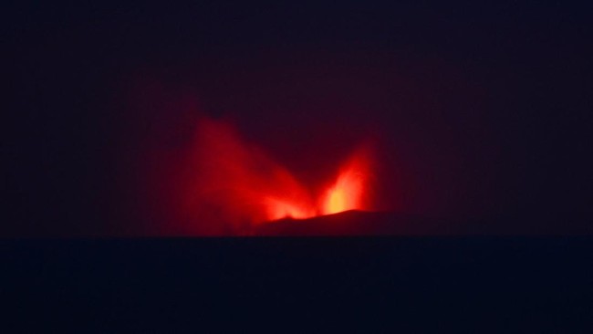 Mount Anak Krakatau volcano spews hot lava as seen from Pasauran village in Serang, Banten province, Indonesia, September 5, 2026. REUTERS/Rikardo
