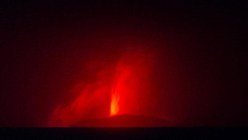 Lava pijar dari Gunung Anak Krakatau terlihat dari Pasauran, Kabupaten Serang, Banten, Sabtu (5/9/2026). Pusat Vulkanologi dan Mitigasi Bencana Geologi (PVMBG) mencatat rangkaian letusan yang terjadi sejak Jumat (4/9) malam