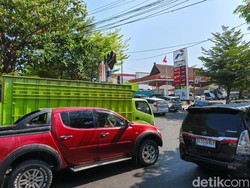 Sopir Truk 2 Jam Antre demi Isi Solar di SPBU Pengayoman Makassar