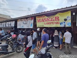 Warga Lampung Berburu Masker Imbas Hujan Abu Vulkanik, Stok Menipis