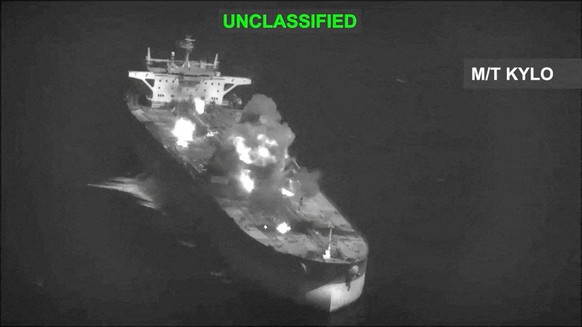 Detik-Detik AS Hantam Tanker Minyak Iran, Kapal Miring di Tengah Laut