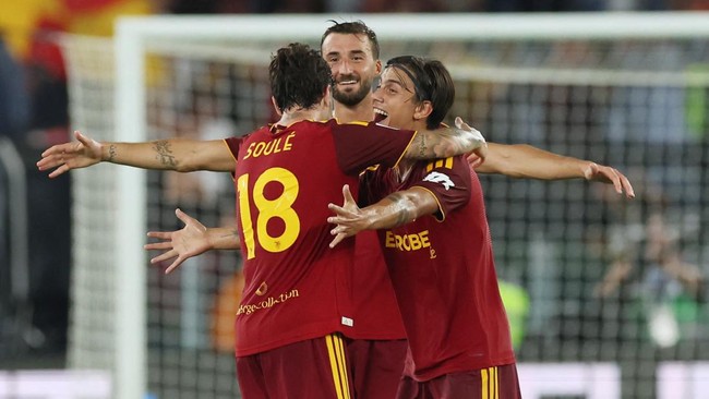 Soccer Football - Serie A - AS Roma v Atalanta - Stadio Olimpico, Rome, Italy - September 5, 2026 AS Roma's Matias Soule with Paulo Dybala and teammates celebrate after the match REUTERS/Ciro De Luca