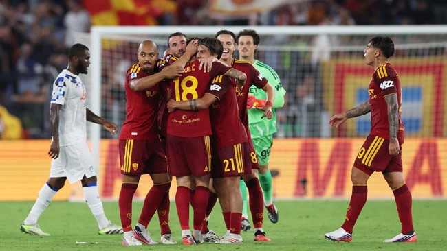 Soccer Football - Serie A - AS Roma v Atalanta - Stadio Olimpico, Rome, Italy - September 5, 2026 AS Roma's Matias Soule , AS Roma's Paulo Dybala and teammates celebrate after the match REUTERS/Ciro De Luca