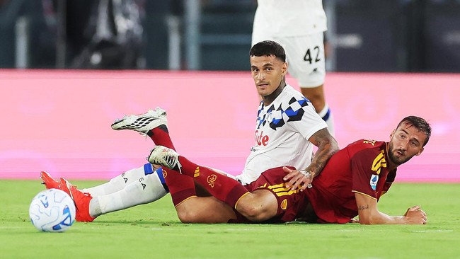 Soccer Football - Serie A - AS Roma v Atalanta - Stadio Olimpico, Rome, Italy - September 5, 2026 Atalanta's Gianluca Scamacca in action with AS Roma's Bryan Cristante REUTERS/Ciro De Luca