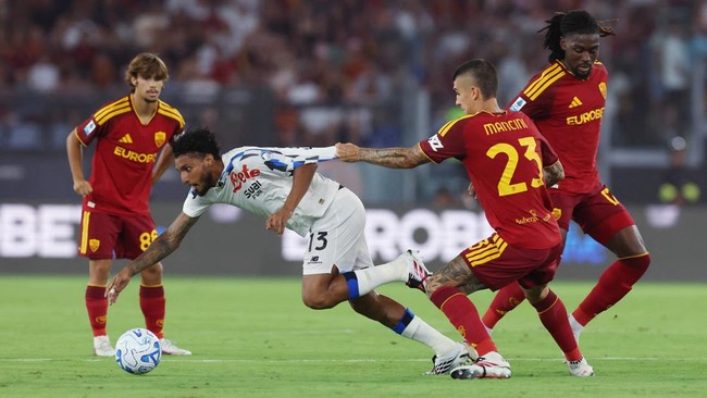Soccer Football - Serie A - AS Roma v Atalanta - Stadio Olimpico, Rome, Italy - September 5, 2026 Atalanta's Ederson in action with AS Roma's Gianluca Mancini REUTERS/Ciro De Luca