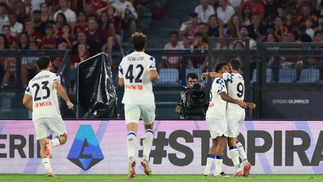 Soccer Football - Serie A - AS Roma v Atalanta - Stadio Olimpico, Rome, Italy - September 5, 2026 Atalanta's Ederson celebrates scoring their first goal with teammates REUTERS/Ciro De Luca