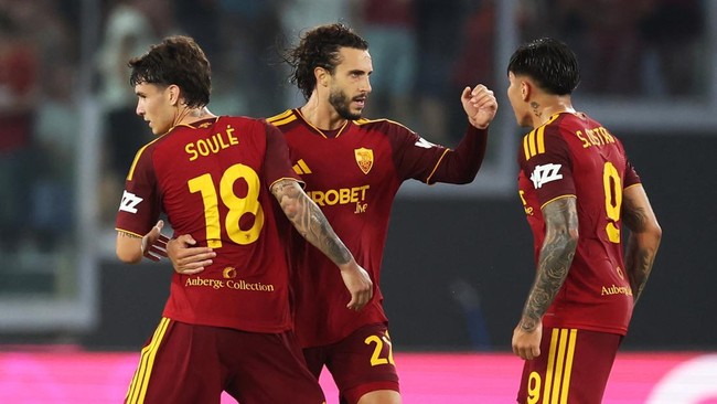 Soccer Football - Serie A - AS Roma v Atalanta - Stadio Olimpico, Rome, Italy - September 5, 2026 AS Roma's Mario Hermoso celebrates scoring their first goal with teammates REUTERS/Ciro De Luca