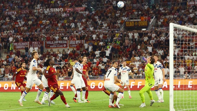 Soccer Football - Serie A - AS Roma v Atalanta - Stadio Olimpico, Rome, Italy - September 5, 2026 AS Roma's Mario Hermoso scores their first goal REUTERS/Ciro De Luca