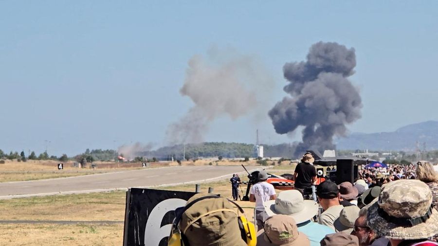 Asap membubung setelah sebuah jet tempur F-4 Phantom dua bangku milik Yunani jatuh saat pagelaran udara di Pangkalan Udara Tanagra, sebelah utara Athena, Yunani, pada 5 September 2026; gambar ini merupakan tangkapan layar dari sebuah video media sosial.