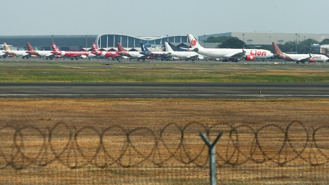 Airplanes are parked as Soekarno Hatta International Airport closed its operations due to the eruption of the Mount Anak Krakatau volcano, in Tangerang, near Jakarta, Indonesia, September 6, 2026, REUTERS/Claudio Pramana