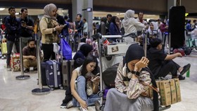 Stranded passengers wait to request refunds after scheduled flights were canceled following the eruption of Mount Anak Krakatoa at Soekarno-Hatta airport in Tangerang on September 6, 2026. The Airport has been temporarily closed to all flight operati