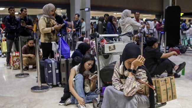 Bandara Soekarno-Hatta kembali tutup hingga pukul 21.30 WIB akibat erupsi Gunung Anak Krakatau. Pengguna jasa penerbangan diminta cek jadwal penerbangan.