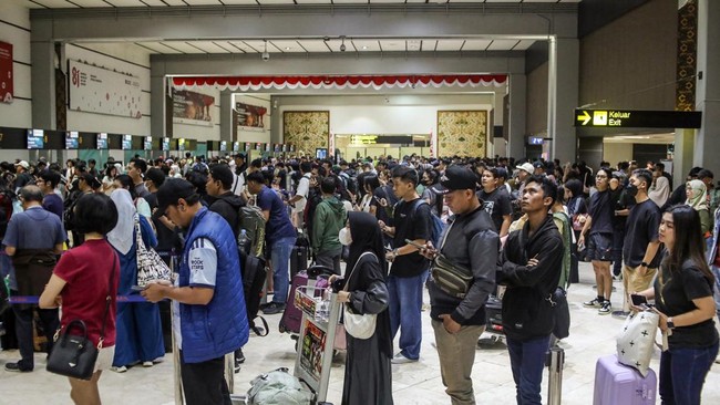 Stranded passengers line up to request refunds after scheduled flights were canceled following the eruption of Mount Anak Krakatoa at Soekarno-Hatta airport in Tangerang on September 6, 2026. The Airport has been temporarily closed to all flight oper