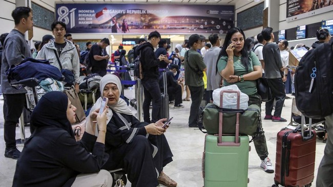 Stranded passengers wait to request refunds after scheduled flights were canceled following the eruption of Mount Anak Krakatoa at Soekarno-Hatta airport in Tangerang on September 6, 2026. The Airport has been temporarily closed to all flight operati
