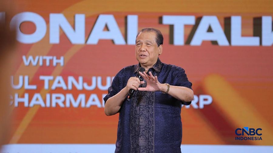 Chairman & Founder CT Corp, Chairul Tanjung saat menyampaikan pemaparan dalam sesi Inspirational Talk Lampung Financial Festival di Hotel Novotel, Bandar Lampung, Minggu (6/9/2026).