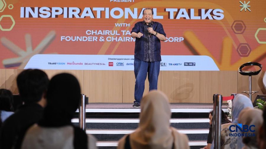 Chairman & Founder CT Corp, Chairul Tanjung saat menyampaikan pemaparan dalam sesi Inspirational Talk Lampung Financial Festival di Hotel Novotel, Bandar Lampung, Minggu (6/9/2026). (CNBC Indonesia/Tri Susilo)