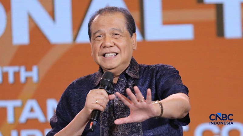 Chairman & Founder CT Corp, Chairul Tanjung saat menyampaikan pemaparan dalam sesi Inspirational Talk Lampung Financial Festival di Hotel Novotel, Bandar Lampung, Minggu (6/9/2026).
