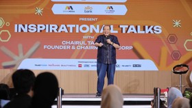 Chairman & Founder CT Corp, Chairul Tanjung saat menyampaikan pemaparan dalam sesi Inspirational Talk Lampung Financial Festival di Hotel Novotel, Bandar Lampung, Minggu (6/9/2026). (CNBC Indonesia/Tri Susilo)