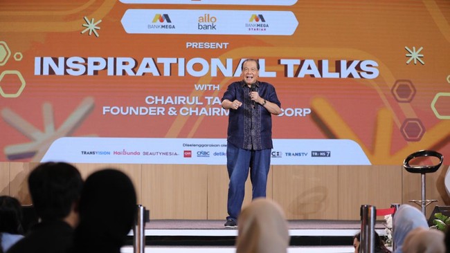 Chairman & Founder CT Corp, Chairul Tanjung saat menyampaikan pemaparan dalam sesi Inspirational Talk Lampung Financial Festival di Hotel Novotel, Bandar Lampung, Minggu (6/9/2026). (CNBC Indonesia/Tri Susilo)