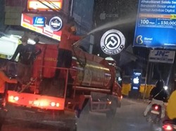 Damkar Bandar Lampung Semprot Jalan Bersihkan Debu Abu Vulkanik