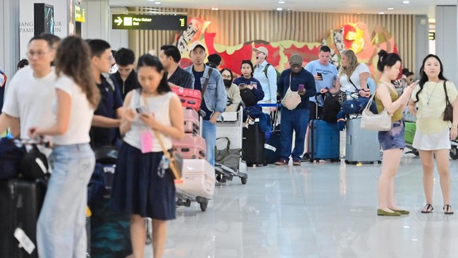 Sejumlah calon penumpang dari penerbangan terdampak antre untuk mendapatkan layanan petugas di area Terminal Domestik Bandara Internasional I Gusti Ngurah Rai, Badung, Bali, Minggu (6/9/2026). Pengelola Bandara Bali mencatat hingga Minggu sore terdap