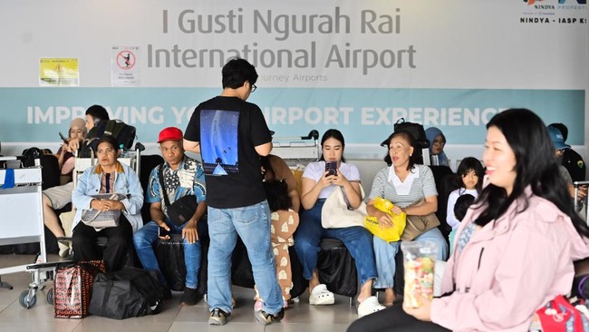 Sejumlah calon penumpang pesawat udara menunggu jadwal penerbangan di area Terminal Domestik Bandara Internasional I Gusti Ngurah Rai, Badung, Bali, Minggu (6/9/2026). Pengelola Bandara Bali mencatat hingga Minggu sore terdapat 42 penerbangan yang me
